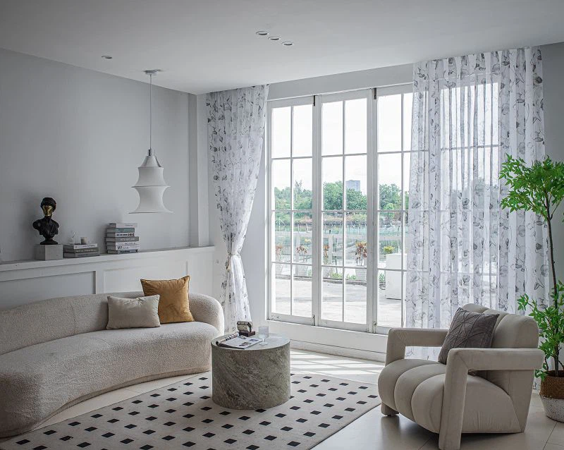 Doli FabricOltin markazli pionli bosma bilan oyna ekrani