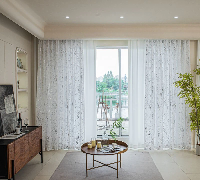 Lotus va kumush folga bilan Doli FabricWindow ekran